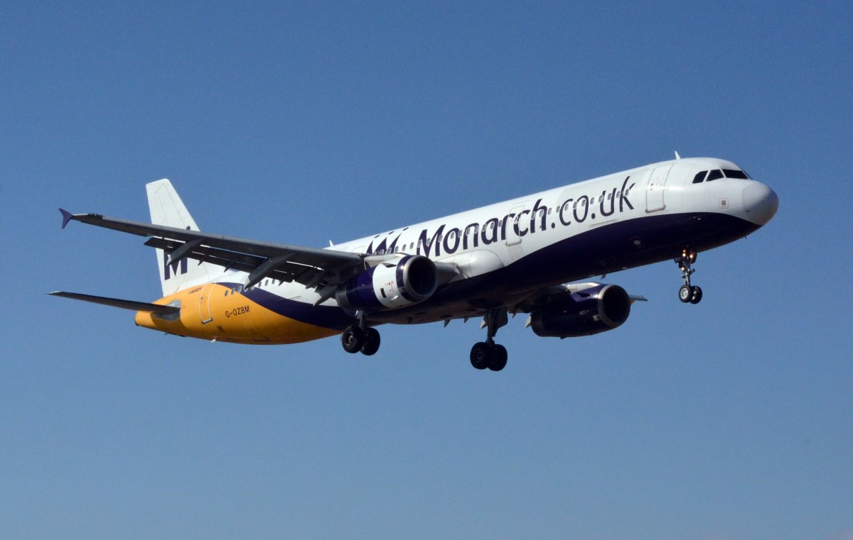 Airbus A321-MSN 1045-G-OZBM von Monarch Airlines beim Landeanflug auf den Flughafen von Arrecife / Lanzarote am 17.12.13.