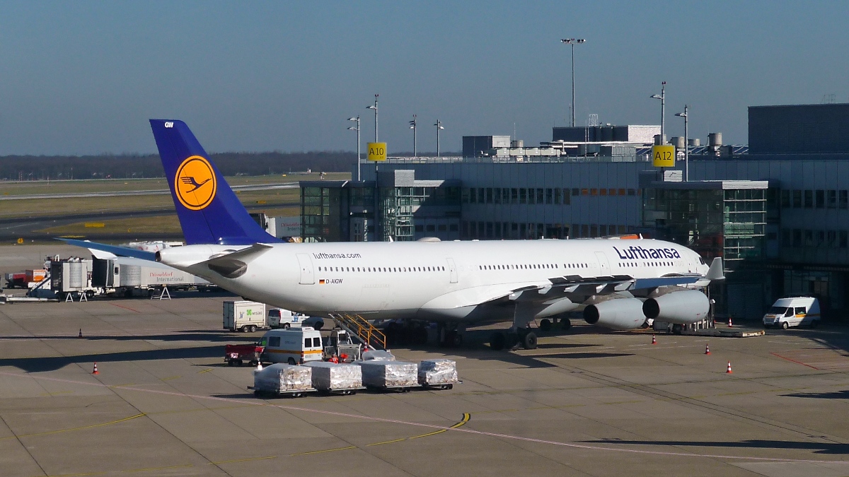 Airbus A340 D-AIGW der Lufthansa am Flughafen Düsseldorf, 4.3.13