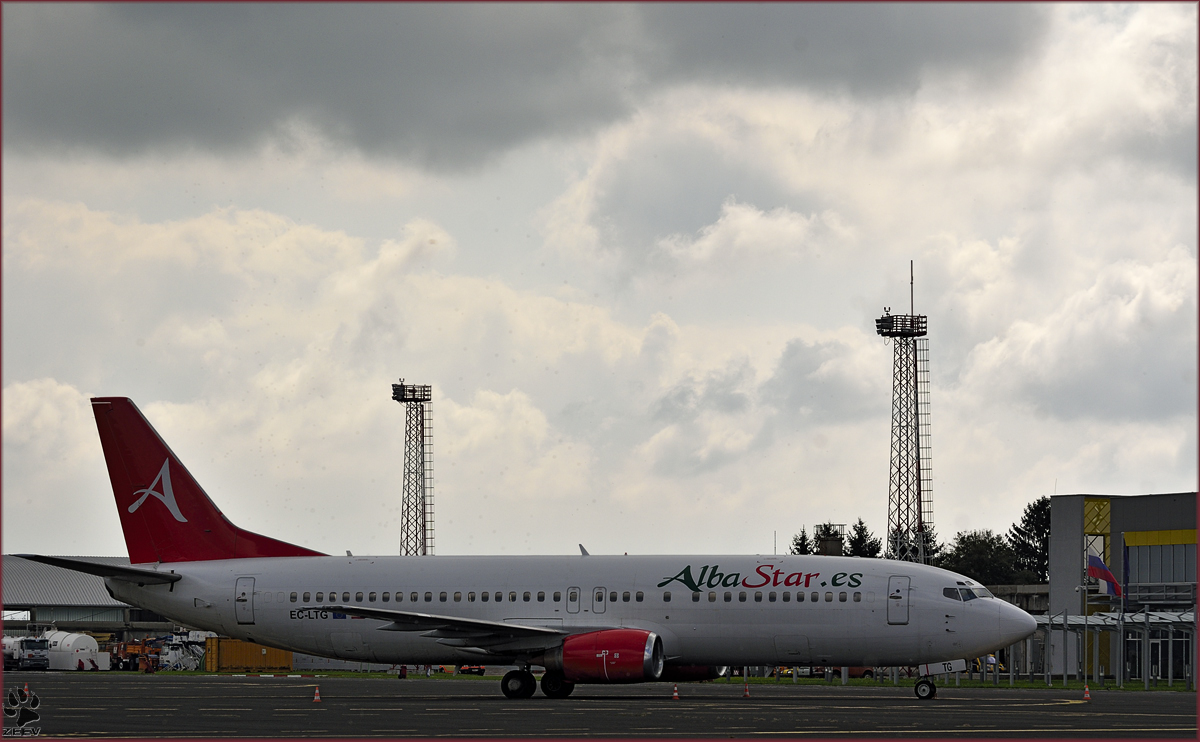 AlbaStar EC-LTG Boeing 737-4K5 auf Maribor Flughafen MBX. /17.9.2014