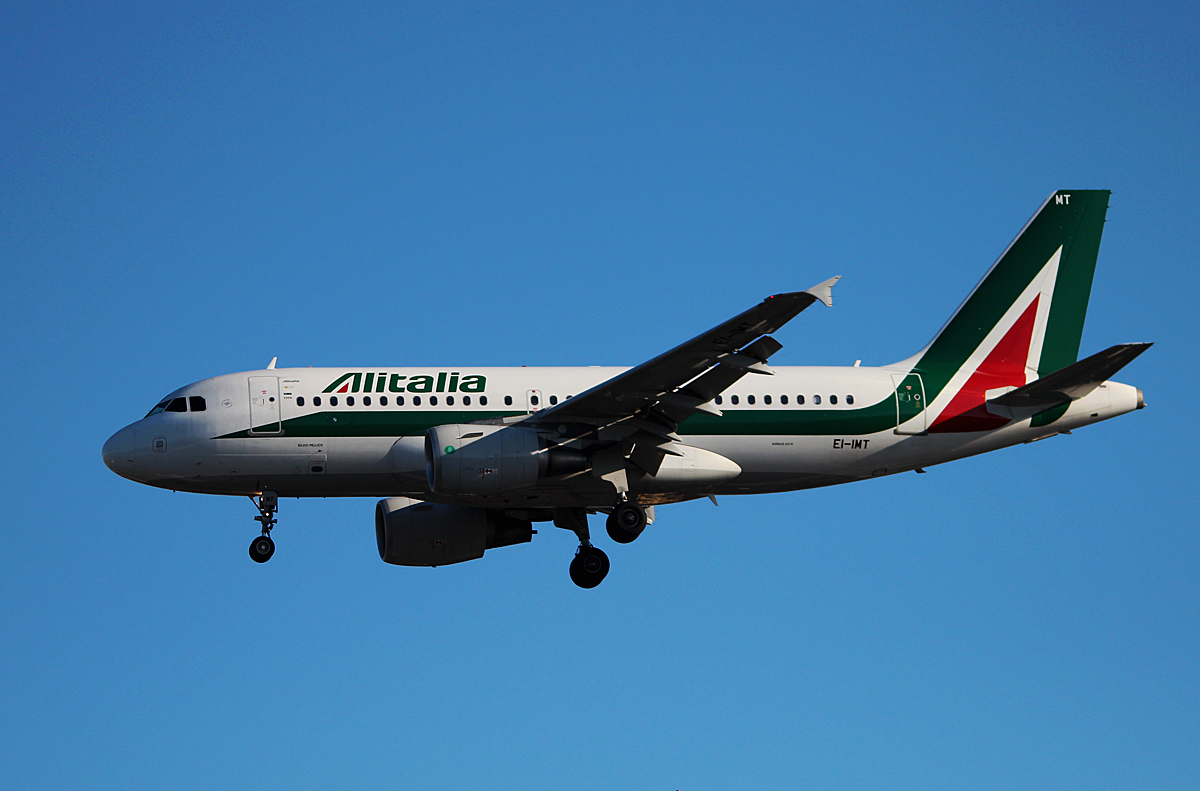 Alitalia A 319-111 EI-IMT bei der Landung in Berlin-Tegel am 06.04.2015