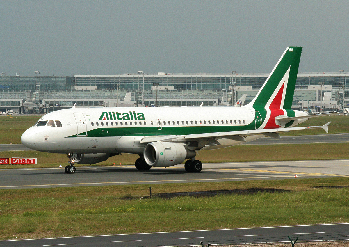 Alitalia A 319-111 EI-IMU am 11.06.2013 auf dem Flughafen Frankfurt