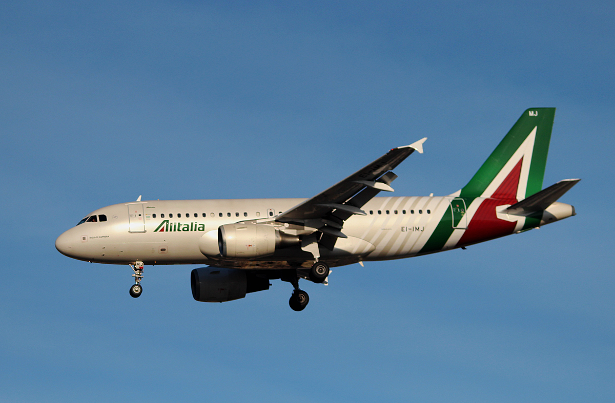 Alitalia A 319-112 EI-IMJ bei der Landung in Berlin-Tegel am 06.12.2015