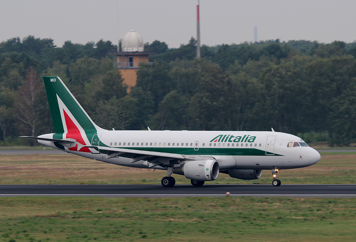 Alitalia A 319-112 EI-IMO nach der Landung in Berlin-Tegel am 13.09.2015