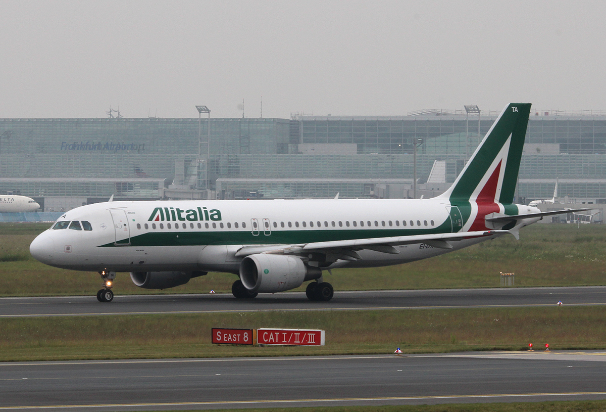 Alitalia A 320-216 EI-DTA an 11.06.2013 auf dem Flughafen Frankfurt
