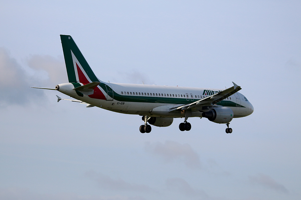 Alitalia, Airbus A 320-216, EI-EIB, TXL, 14.04.2017