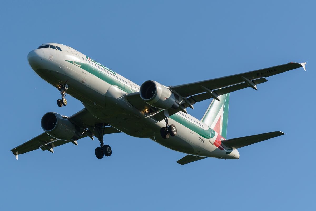 Alitalia Airbus A320-200 EI-EIA am Morgen des 27.05.2017 im Anflug auf Düsseldorf.