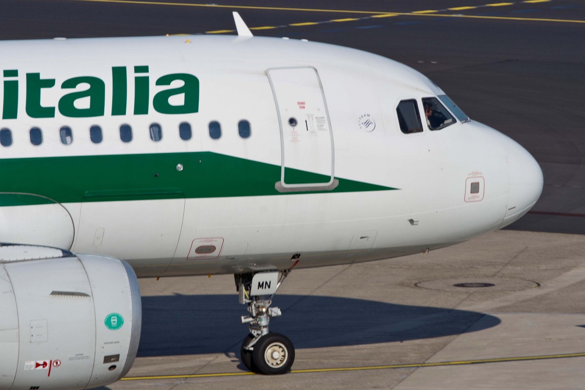 Alitalia (AZ-AZA), EI-IMN  Carlo Collodi , Airbus, A 319-111 (Bug/Nose), 22.08.2015, DUS-EDDL, Düsseldorf, Germany