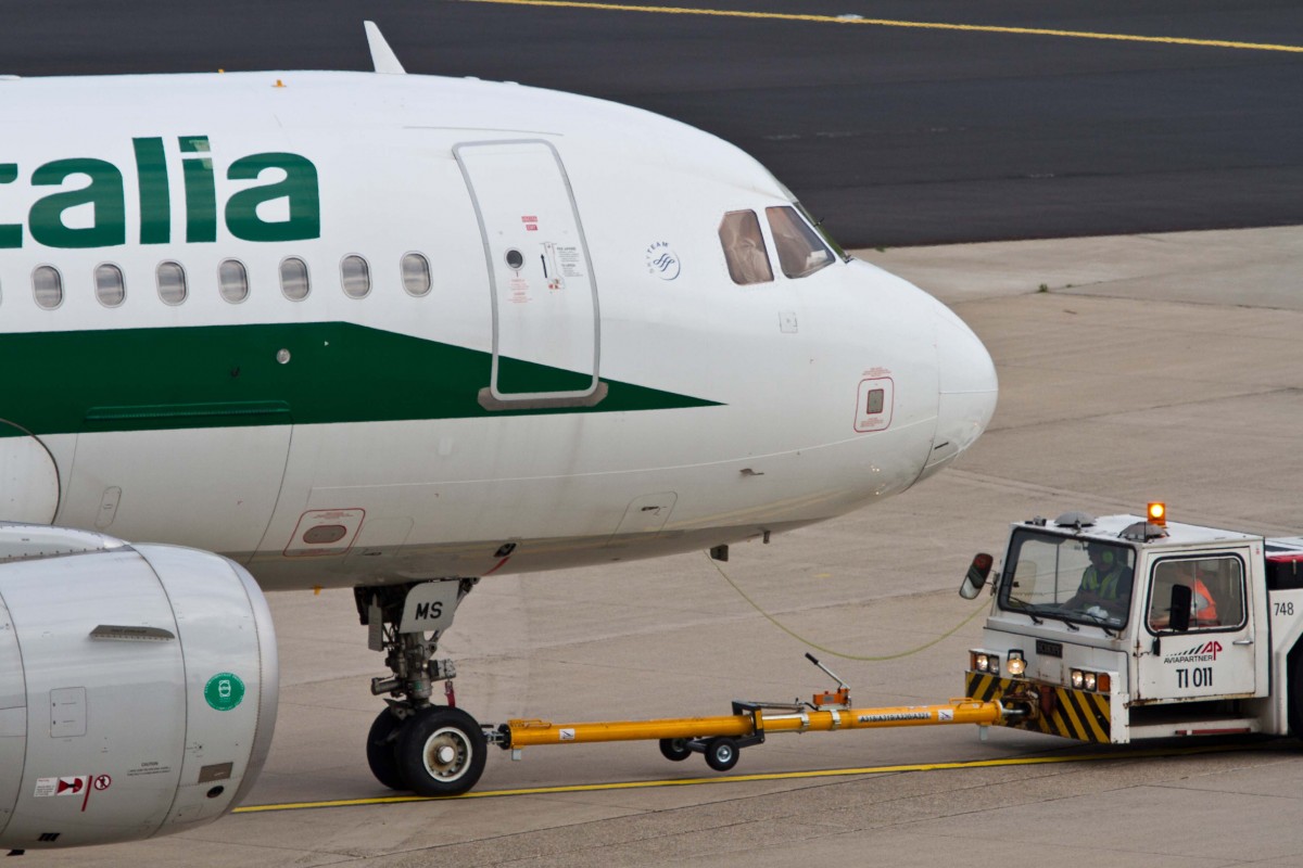 Alitalia (AZ-AZA), EI-IMS  Guiseppe Parini , Airbus, A 319-111 (Bug/Nose), 27.06.2015, DUS-EDDL, Düsseldorf, Germany