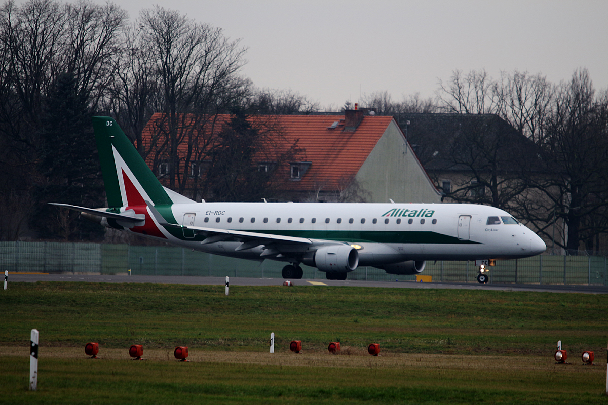 Alitalia CityLiner ERJ-175-200LR EI-RDC kurz vor dem Start in Berlin-Tegel am 19.12.2015