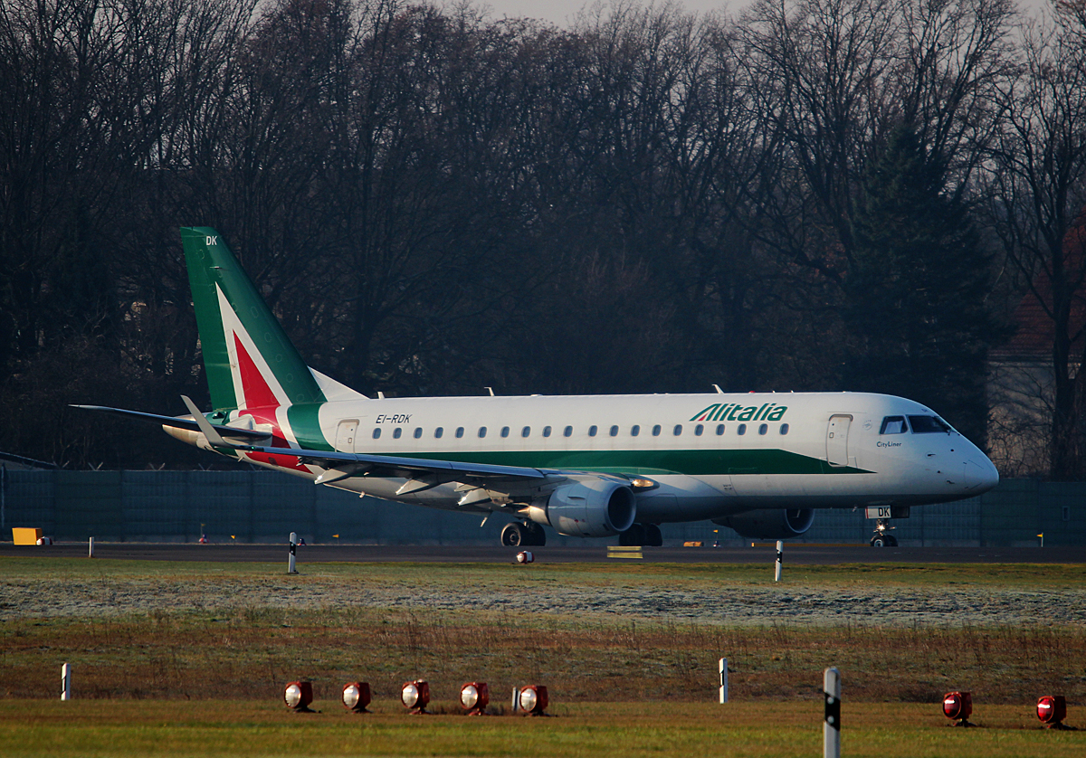 Alitalia CityLiner ERJ-175-200LR EI-RDK kurz vor dem Start in berlin-Tegel am 18.01.2015