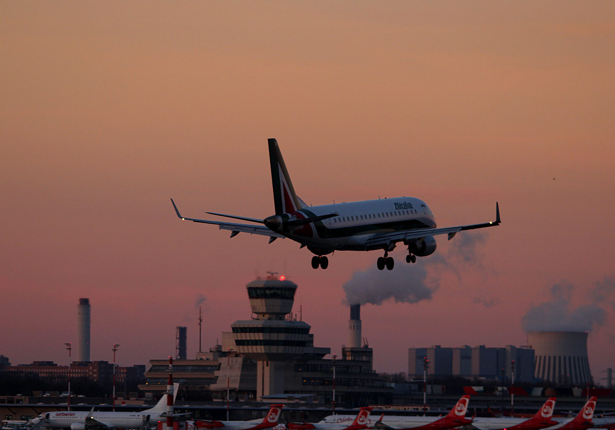 Alitalia CityLiner ERJ-175-200LR EI-RDO bei der Landung in Berlin-Tegel am 06.12.2015