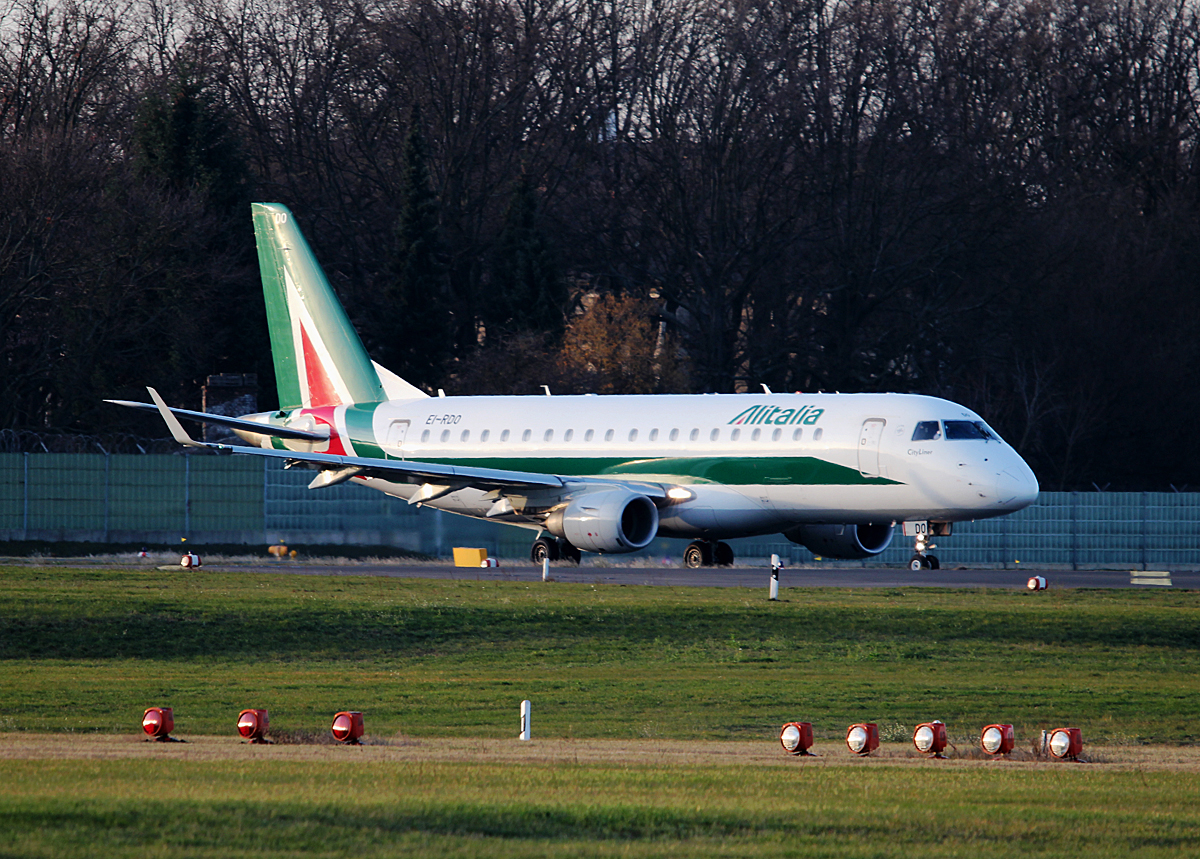 Alitalia Cityliner ERJ-175-200LR EI-RDO kurz vor dem Start in Berlin-Tegel am 06.12.2015