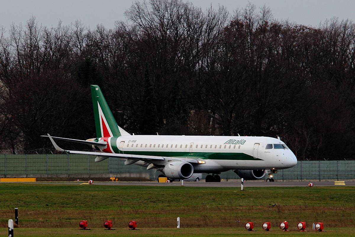 Alitalia CityLiner ERJ-190-100LR EI-RNB kurz vor dem Start in Berlin-Tegel am 03.01.2015