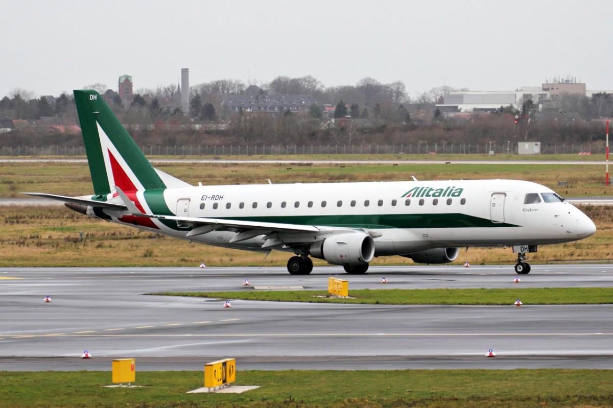 Alitalia EI-RDH rollt zum Start in Düsseldorf 20.12.2014