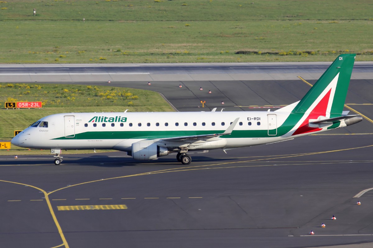 Alitalia EI-RDI rollt zur Parkposition in Düsseldorf 2.5.2015