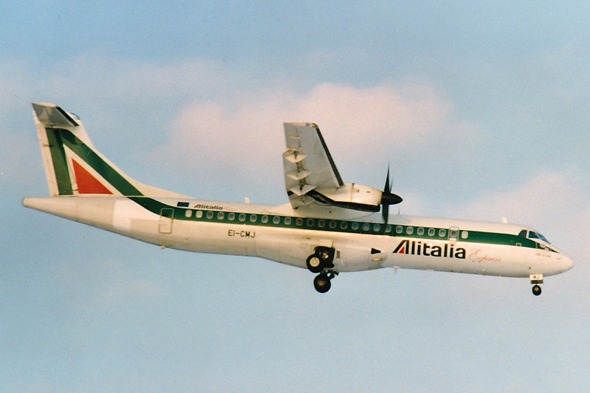 Alitalia Express, EI-CMJ, ATR 72-212, msn: 467, Januar 2000, ZRH Zürich, Switzerland. Scan aus der Mottenkiste.