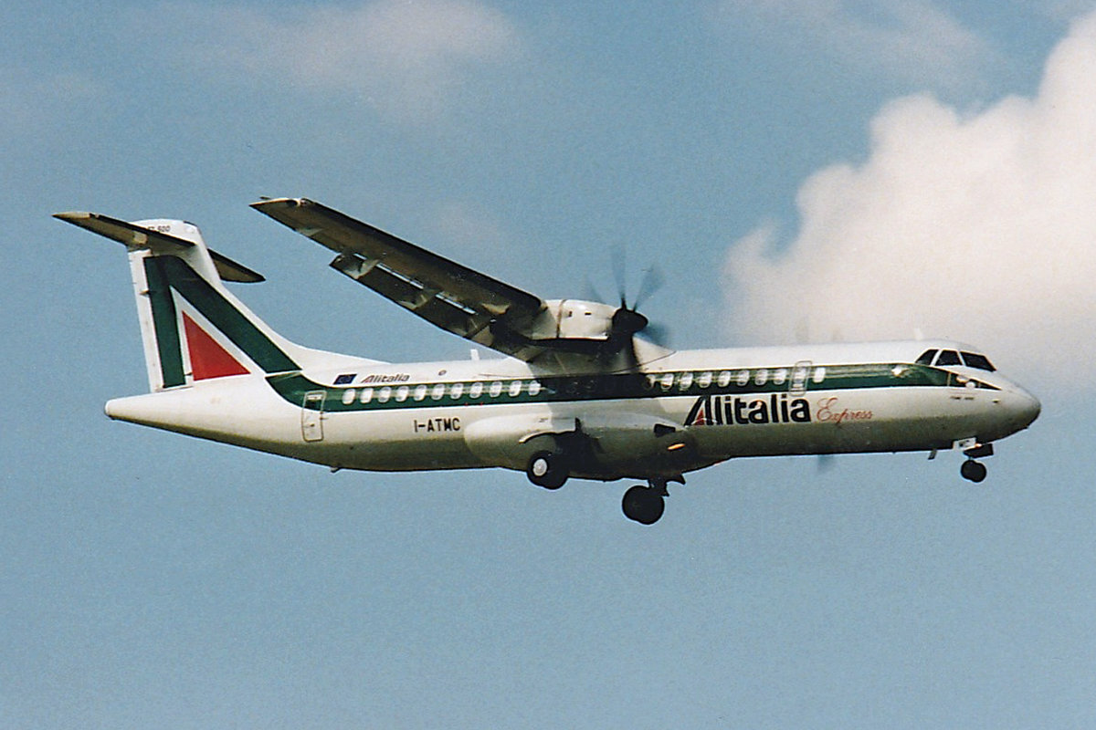 Alitalia Express, I-ATMC, ATR 72-212A(-500), msn: 588, Juli 2000, ZRH Zürich, Switzerland. Scan aus der Mottenkiste.