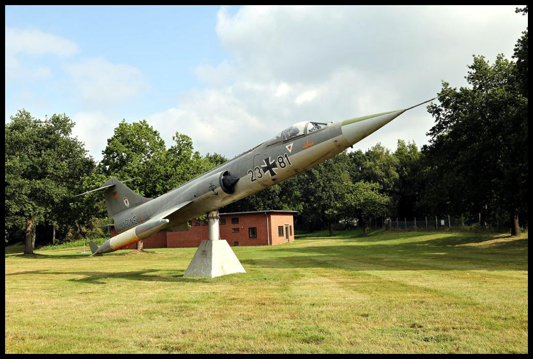 Als Denkmal fotogen aufgestellt präsentiert sich dieser Lockheed F 104 Starfighter nahe dem Eingangstor zum Militärflugplatz Schleswig Jagel. Die Aufnahme entstand am 24.07.2021.