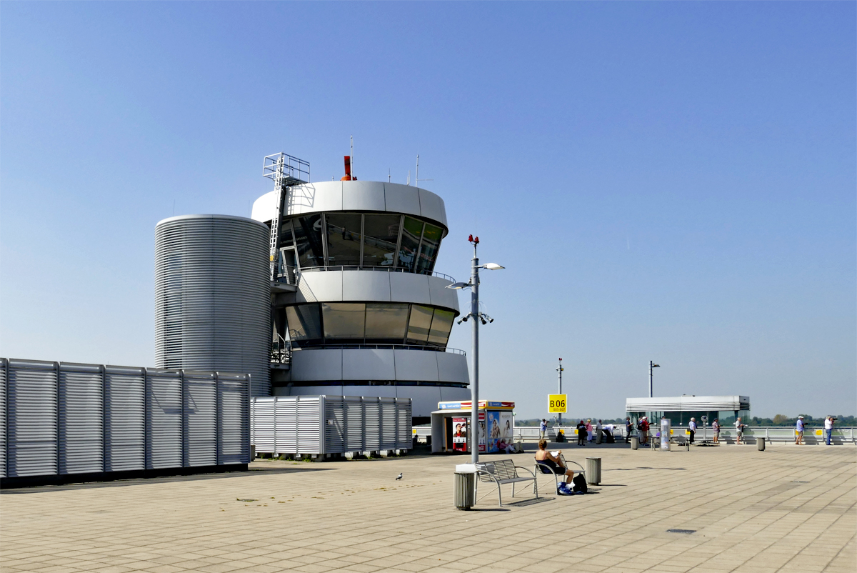 Alter Tower auf der Besucherterrasse am Flughafen Düsseldorf - 29.08.2017