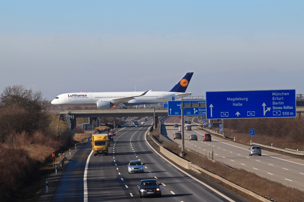 Am 04.02.2017 war der Airbus A350-941 wieder mal zu Trainingszwecken, dem sogenannten  touch and go , am Flughafen Leipzig-Halle zu Gast. Nach Abschluß der Trainingsrunden überquert die Maschine hier die Autobahn A14 am Schkeuditzer Kreuz. (Registrierung D-AIXA)