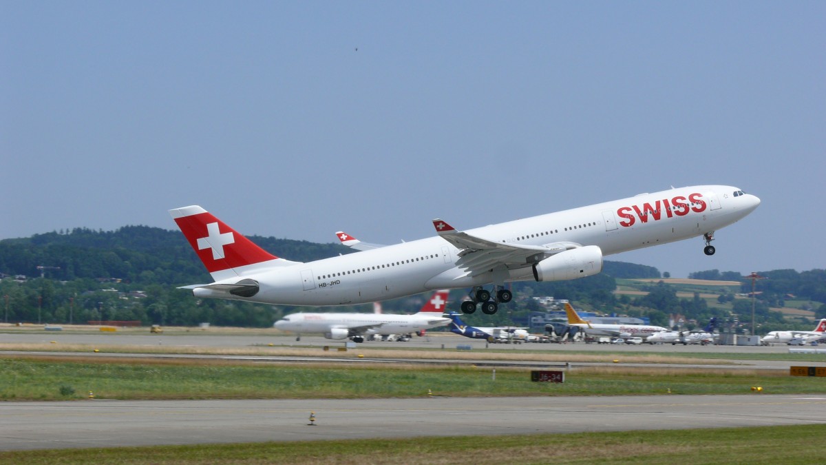 Am 11.07.2015 startet ein Airbus A330-343x mit der Kennung HB-JHD von Swiss aus Zürich