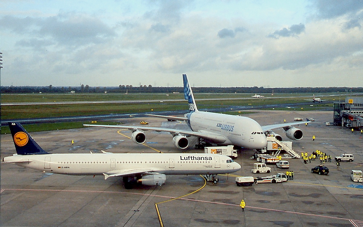 Am 12.11.2006 landete der A380-Prototyp zu Testzwecken in Düsseldorf, da dieser Airport als Ausweichflughafen für Frankfurt vorgesehen war. Davor der Lufthansa-A 321-100 D-AIRA  Finkenwerder  (Dia-Scan).