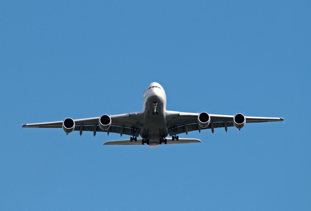 Am 14.09.2013 war der Airbus A380 D-AIMC wieder mal in Schkeuditz zu sehen. Zwei Stunden lang wurde mit der Maschine der Lufthansa, der Anflug auf den Flughafen Leipzig/Halle bei gleichzeitigem durchstarten (touch and go) gebt.
