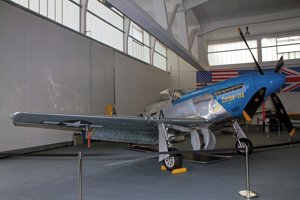 Am Flughafen Heringsdorf im Hangar 10 ausgestellt, Mustang P-51D/ TF Schulungsflugzeug. - 03.07.2014