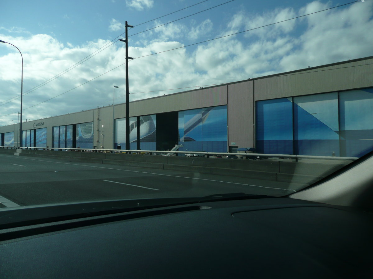 Am Morgen geöffnete, tagsüber geschlossene, Tore des Boeing-Werks in Everett.
3.9.2010
