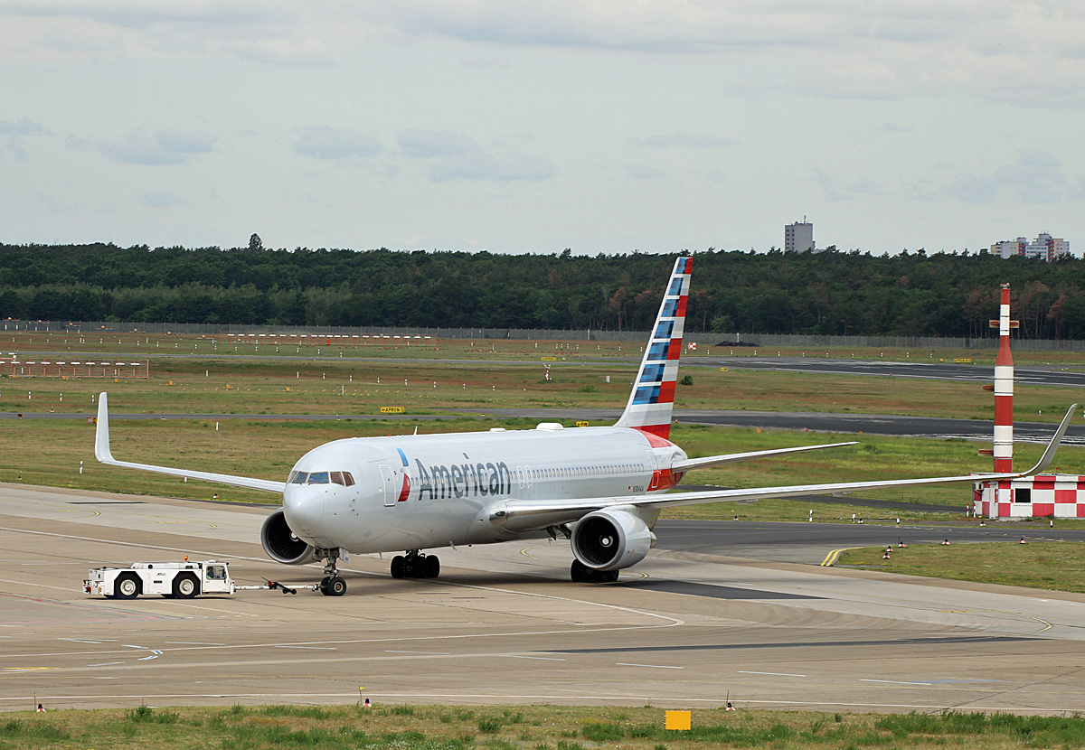 American Airlines, Boeing B 767-323(ER), N384AA, TXL, 08.06.2019