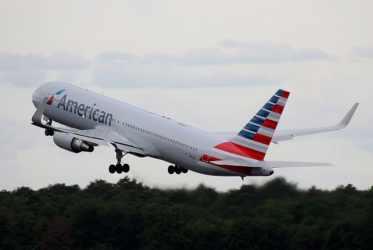 American Airlines, Boeing B 767-323(ER), N384AA, TXL, 08.06.2019