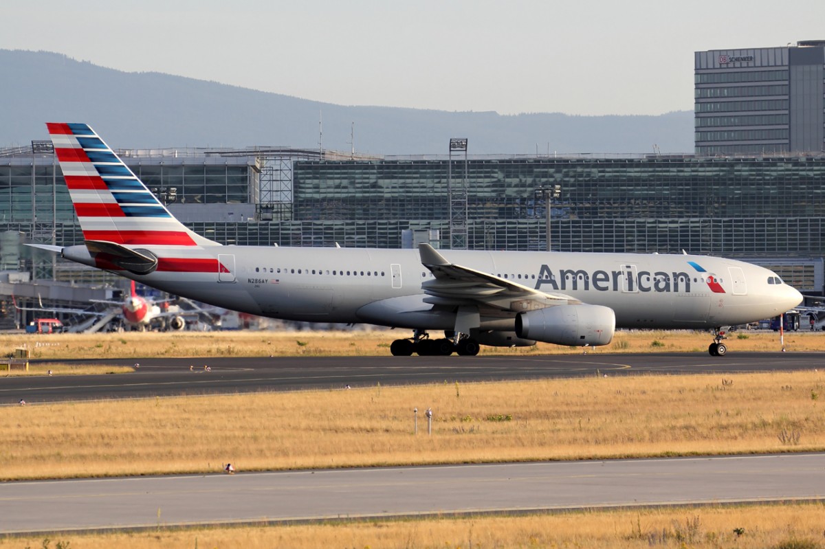 American Airlines N286AY rollt zum Gate in Frankfurt 17.6.2015