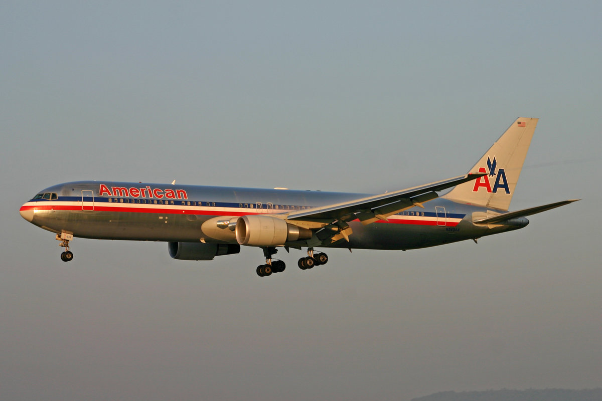 American Airlines, N345AN, Boeing 767-323ER, msn: 33084/906, 31.August 2005, ZRH Zürich, Switzerland.