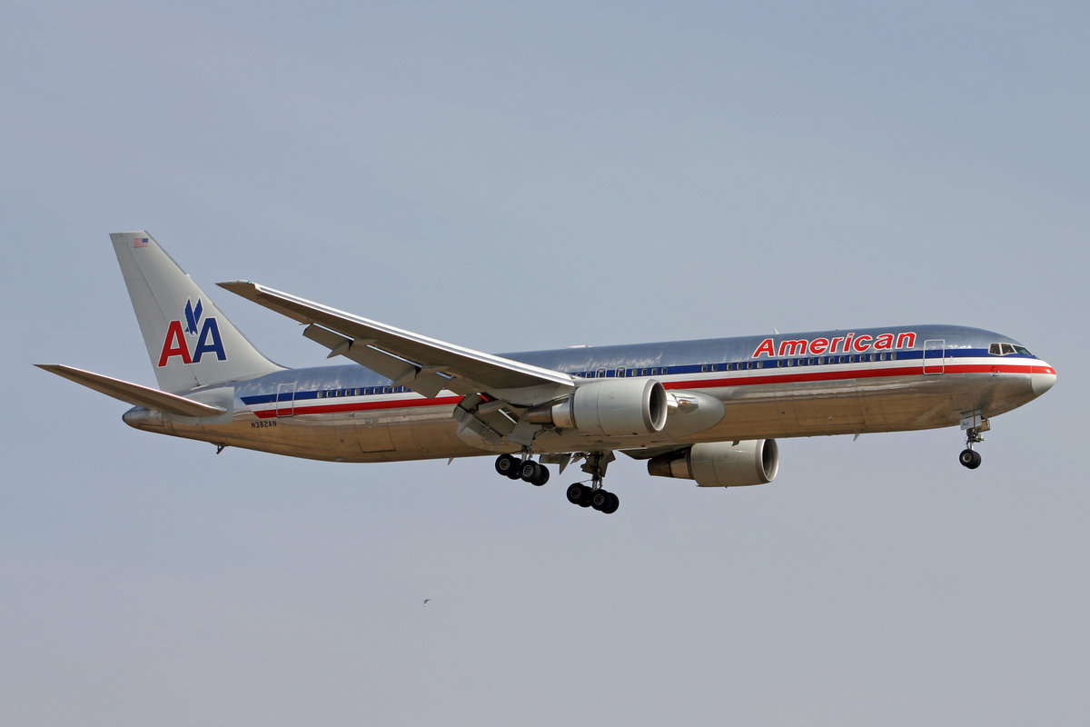 American Airlines, N382AN, Boeing, B767-323ER, msn: 25451/498, 11.März 2005, ZRH Zürich, Switzerland.