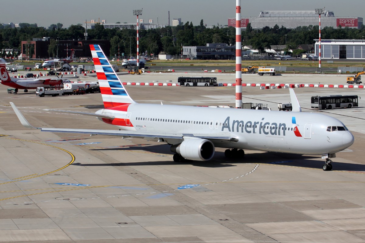 American Airlines N398AN rollt zum Start in Düsseldorf 7.7.2015