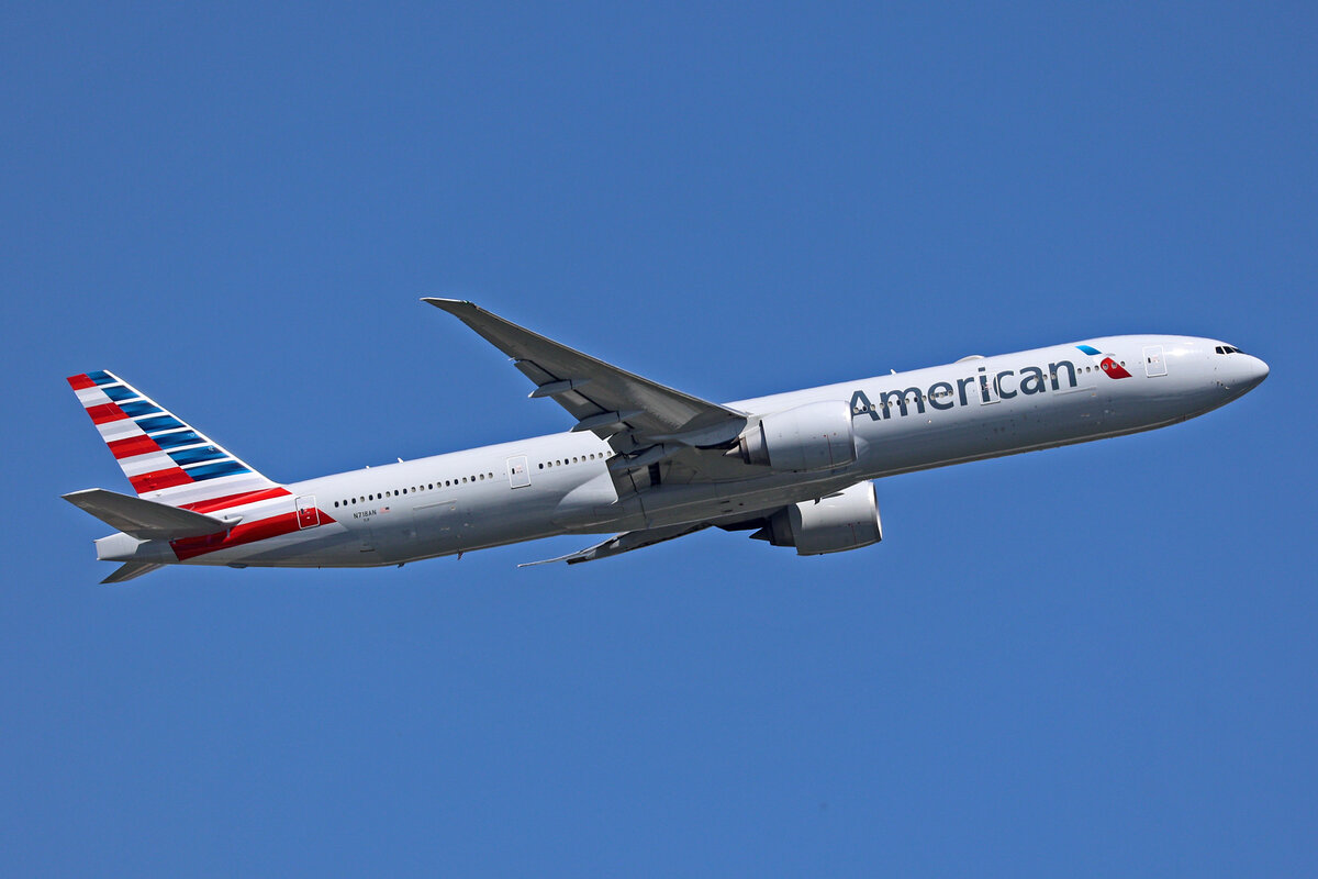 American Airlines, N718AN, Boeing B777-323ER, msn: 41665/1062, 07.Juli 2023, LHR London Heathrow, United Kingdom.