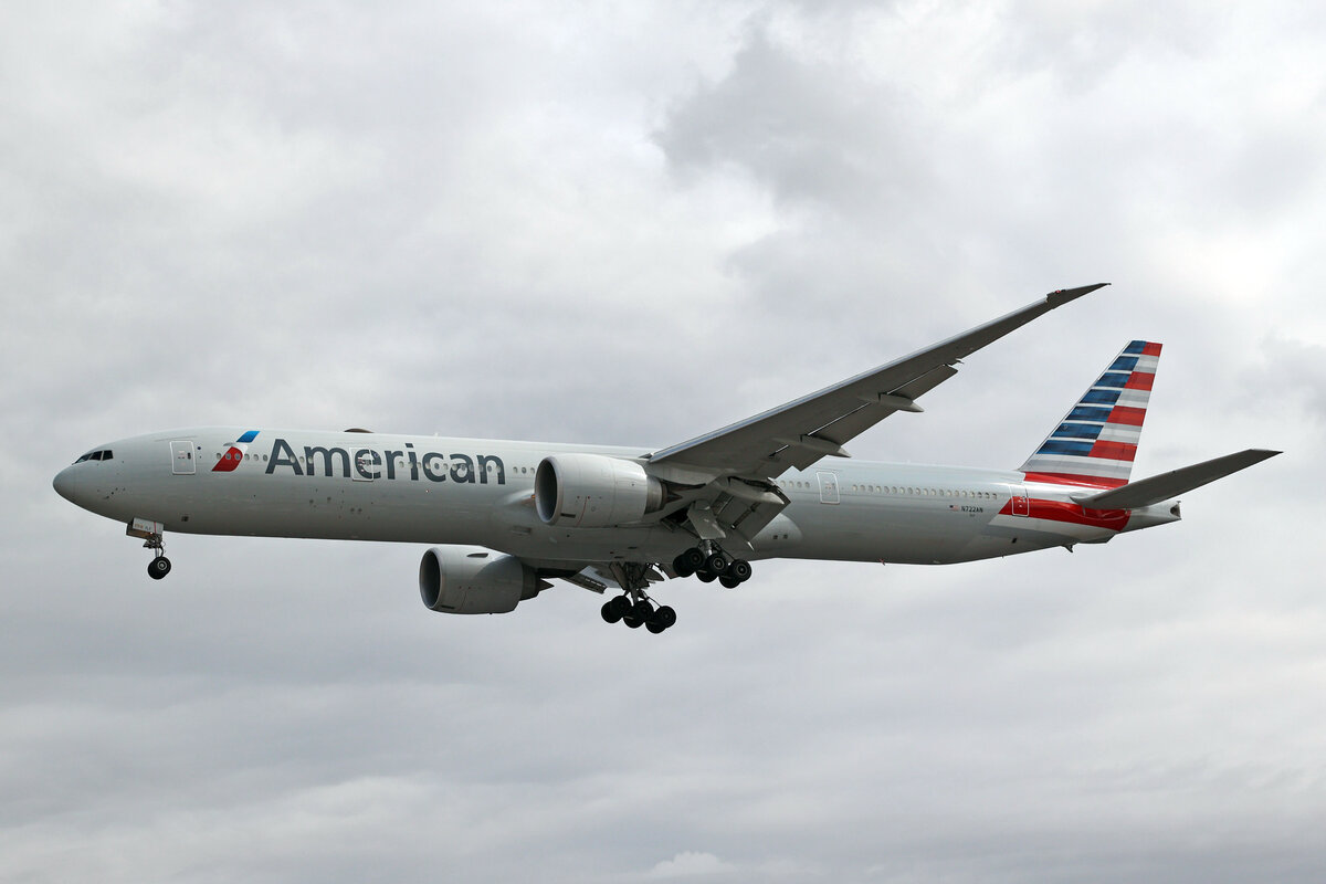 American Airlines, N722AN, Boeing B777-323ER, msn: 31547/1095, 04.Juli 2023, LHR London Heathrow, United Kingdom.