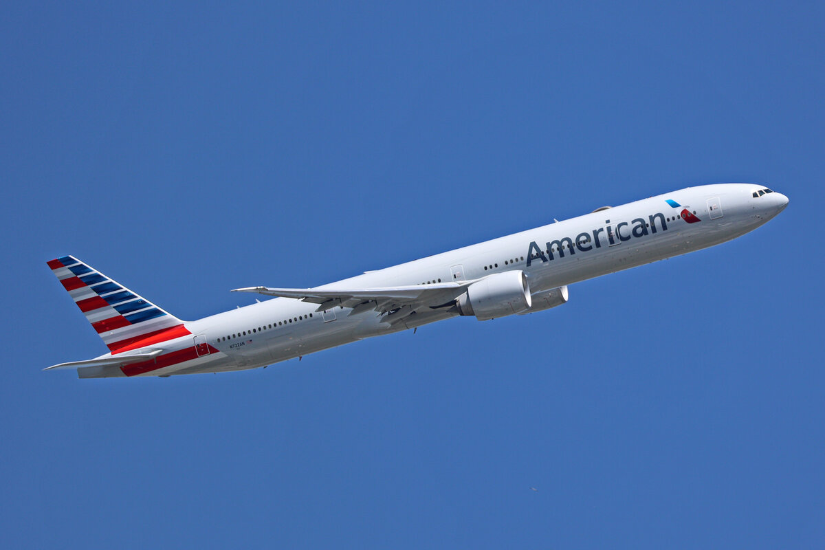 American Airlines, N722AN, Boeing B777-323ER, msn: 31547/1095, 07.Juli 2023, LHR London Heathrow, United Kingdom.