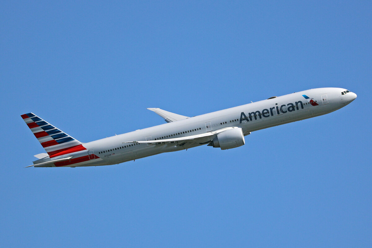 American Airlines, N723AN, Boeing B777-323ER, msn: 33125/1103, 07.Juli 2023, LHR London Heathrow, United Kingdom.