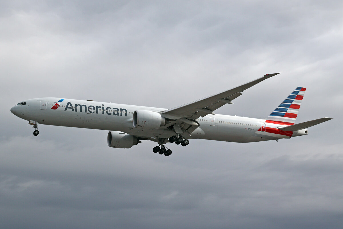American Airlines, N724AN, Boeing B777-323ER, msn: 31548/1113, 04.Juli 2023, LHR London Heathrow, United Kingdom.