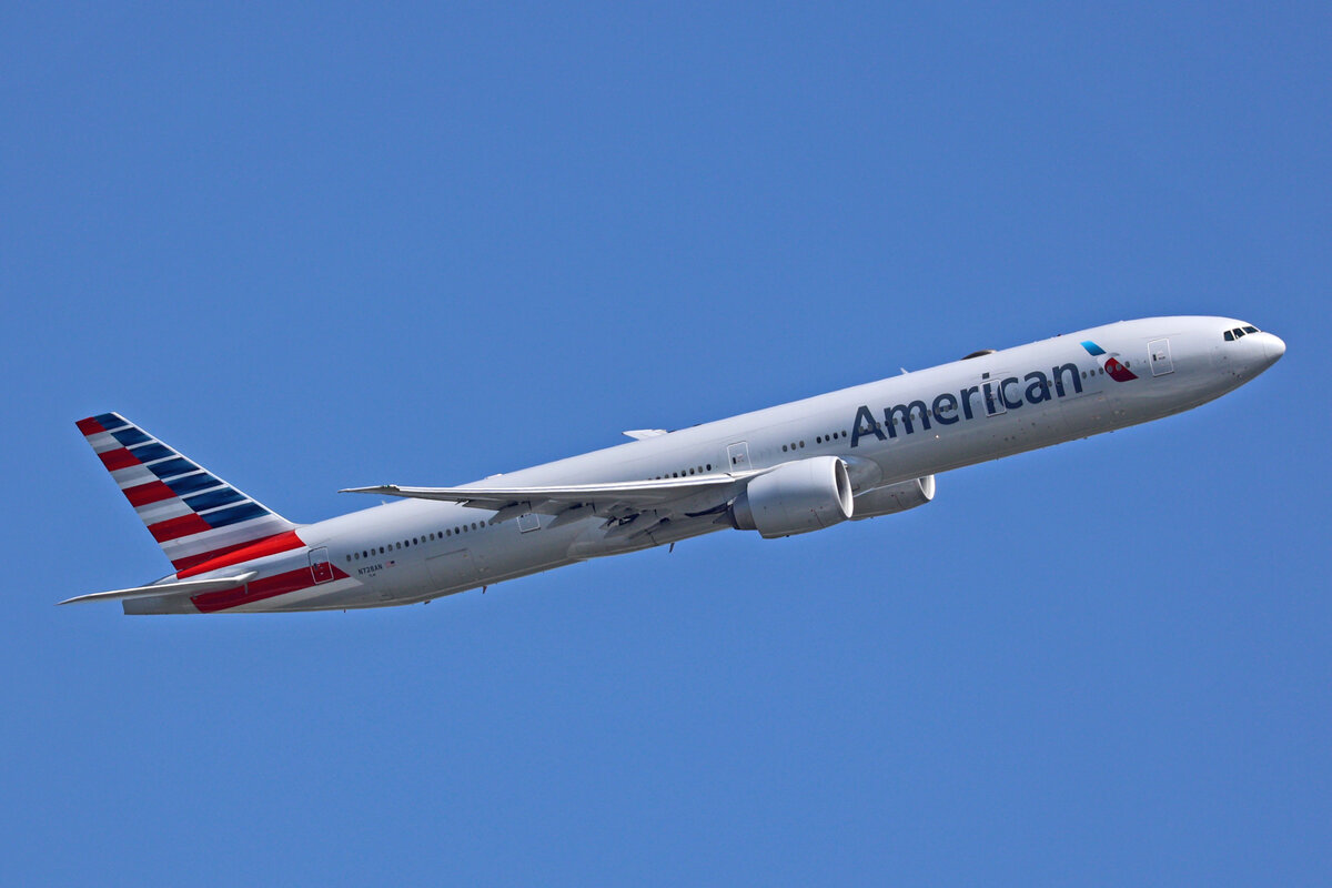 American Airlines, N728AN, Boeing B777-323ER, msn: 31553/1191, 07.Juli 2023, LHR London Heathrow, United Kingdom.