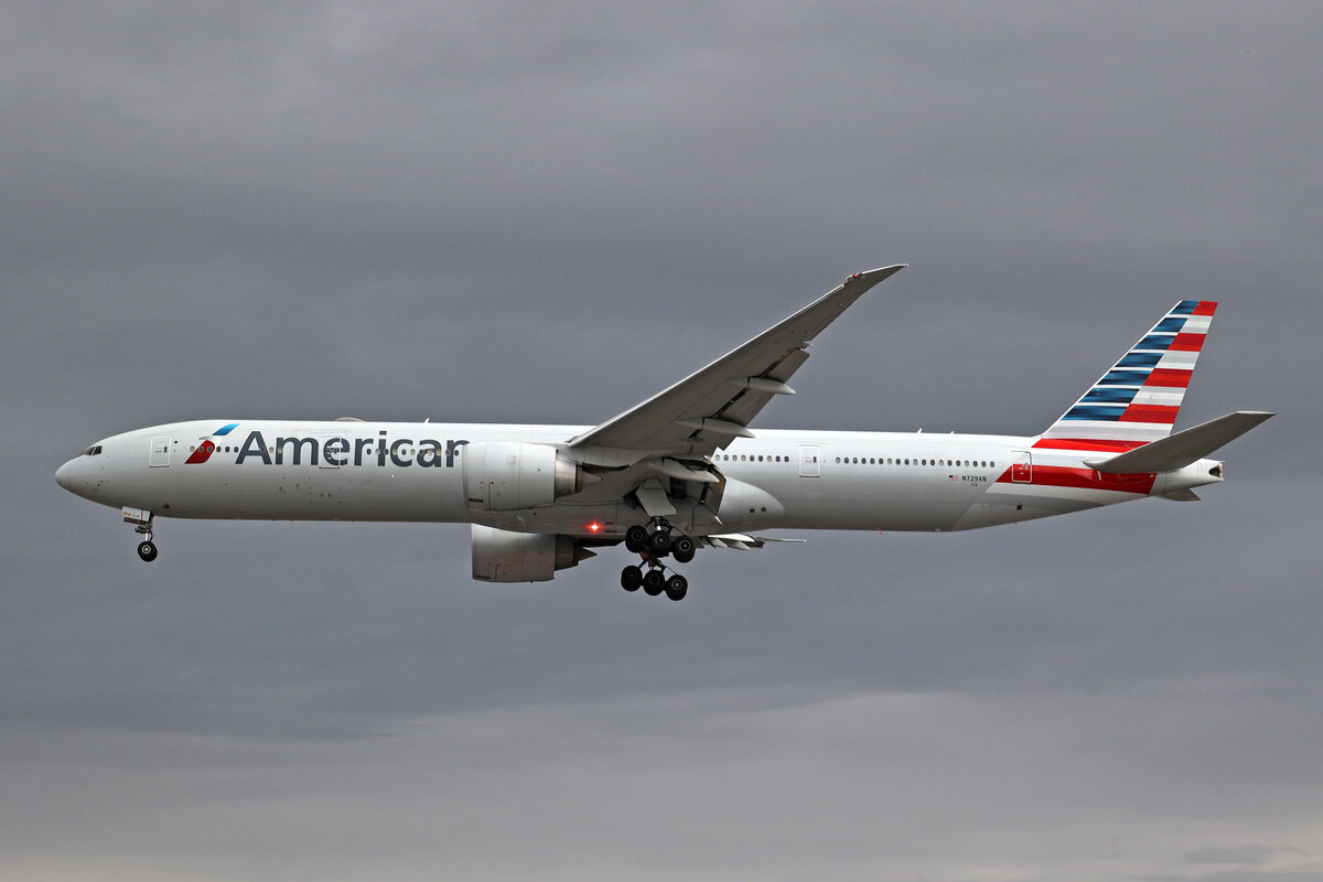 American Airlines, N729AN, Boeing B777-323ER, msn: 33127/1200, 04.Juli 2023, LHR London Heathrow, United Kingdom.
