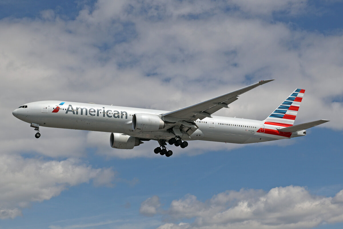 American Airlines, N729AN, Boeing B777-323ER, msn: 33127/1200, 06.Juli 2023, LHR London Heathrow, United Kingdom.