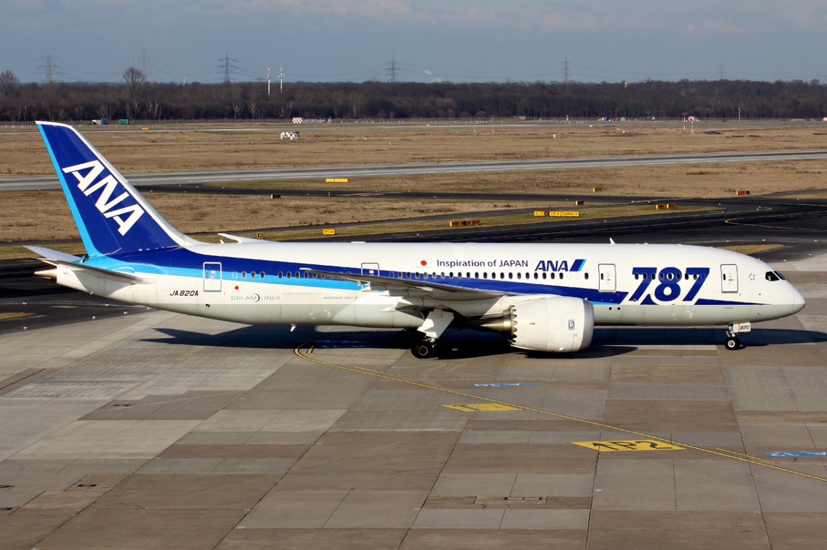 ANA JA820A rollt zum Gate in Düsseldorf 14.2.2015