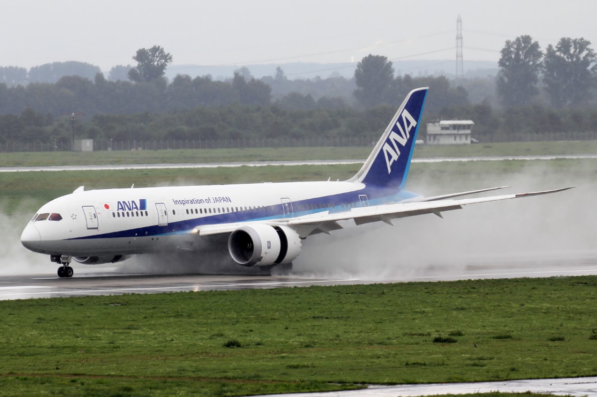 ANA JA828A bei der Landung in Düsseldorf 5.9.2015