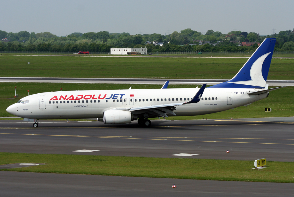 Anadolu B737-800 TC-JHH beim Verlassen der 05R in DUS / EDDL / Düsseldorf am 25.05.2010