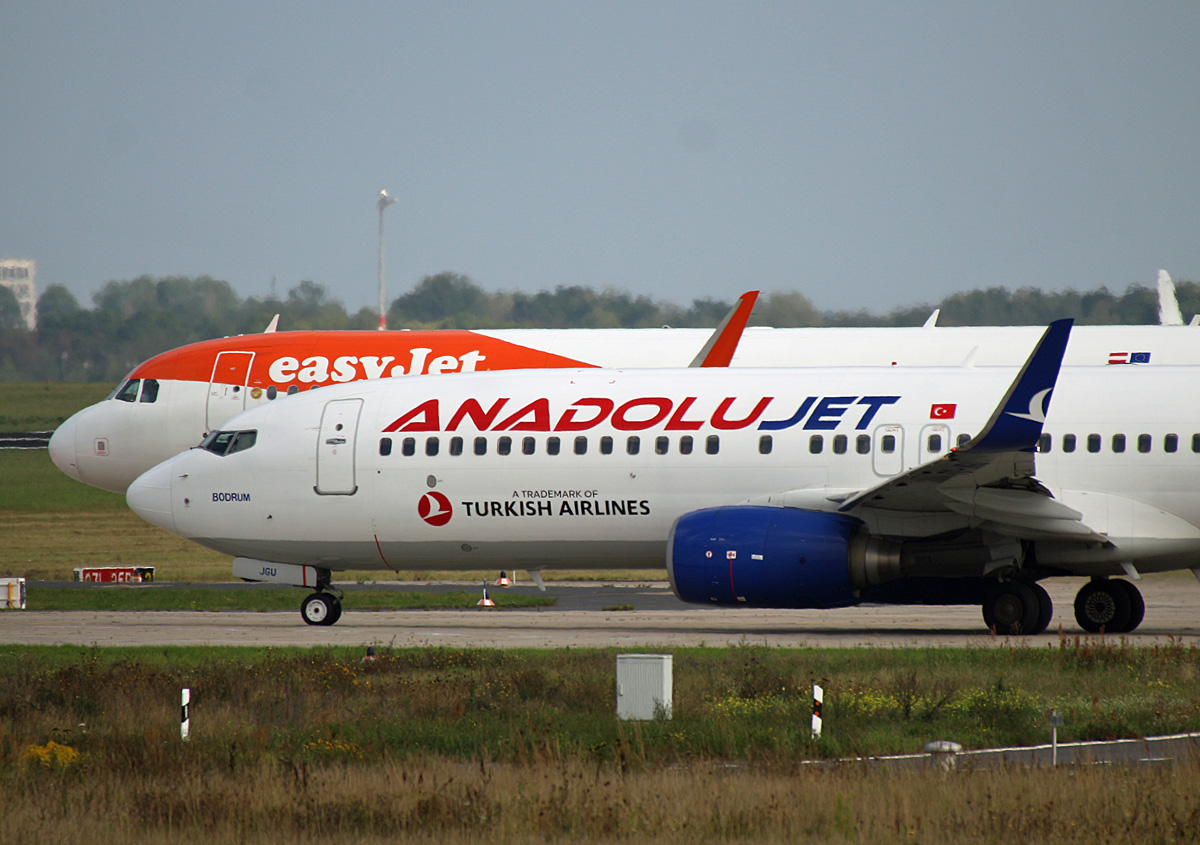 AnadoluJet, Boeing B 737-8F2, TC-JGU, Easyjet Europe, Airbus A 320-213, OE-IZJ, BER, 05.09.2021