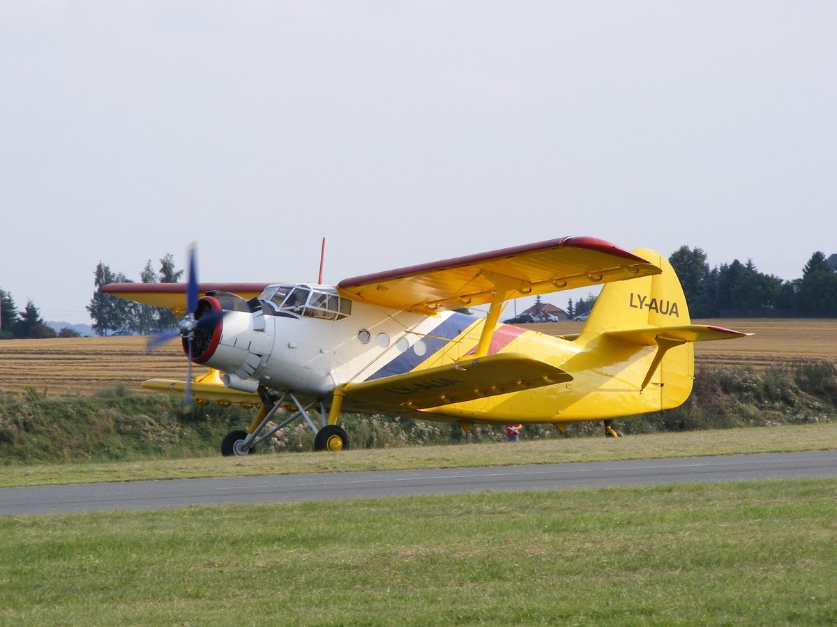 Antonow AN 2, LY-AUA auf dem Flugplatz Gera-Leumnitz (EDAJ) am 8.8.2009