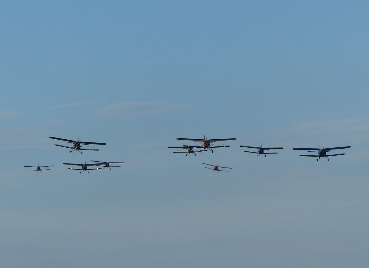 Antonow AN2 9er Formation beim XVIII. European AN2 Meeting in Gera (EDAJ) am 13.8.2016. Der Sound war unbeschreiblich !