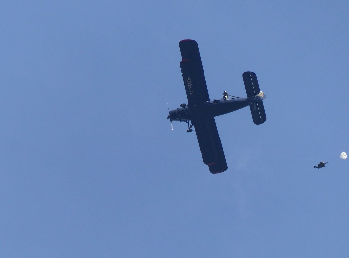 Antonow AN2, D-FOJB (ex. DDR-WJB), beim Absetzen von Fallschirmsportlern in Gera am 14.8.2016
